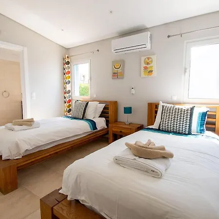 Casa Ana Superbly Renovated With Heated Private 카르보에이루